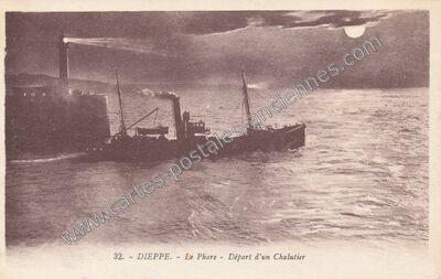 Carte postale ancienne Le Phare - Départ d'un Chalutier — Dieppe (Seine-Maritime)