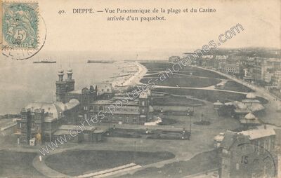Carte postale ancienne Vue Panoramique de la plage et du Casino arrivée d'un paquebot — Dieppe (Seine-Maritime)
