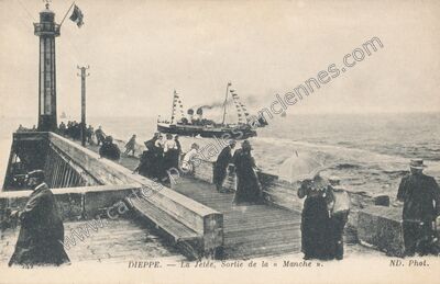 Carte postale ancienne La Jetée, Sortie de la « Manche — Dieppe (Seine-Maritime)