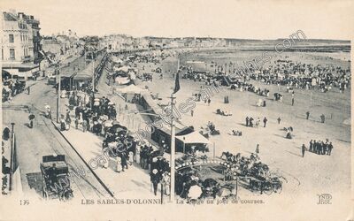 Carte postale ancienne La Plage un jour de courses — Les Sables-d'Olonne (Vendée)