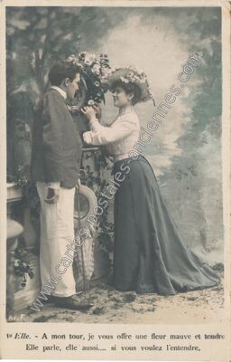 Carte postale ancienne A mon tour, je vous offre une fleur mauve et tendre — Les Fleurs — Fantaisie